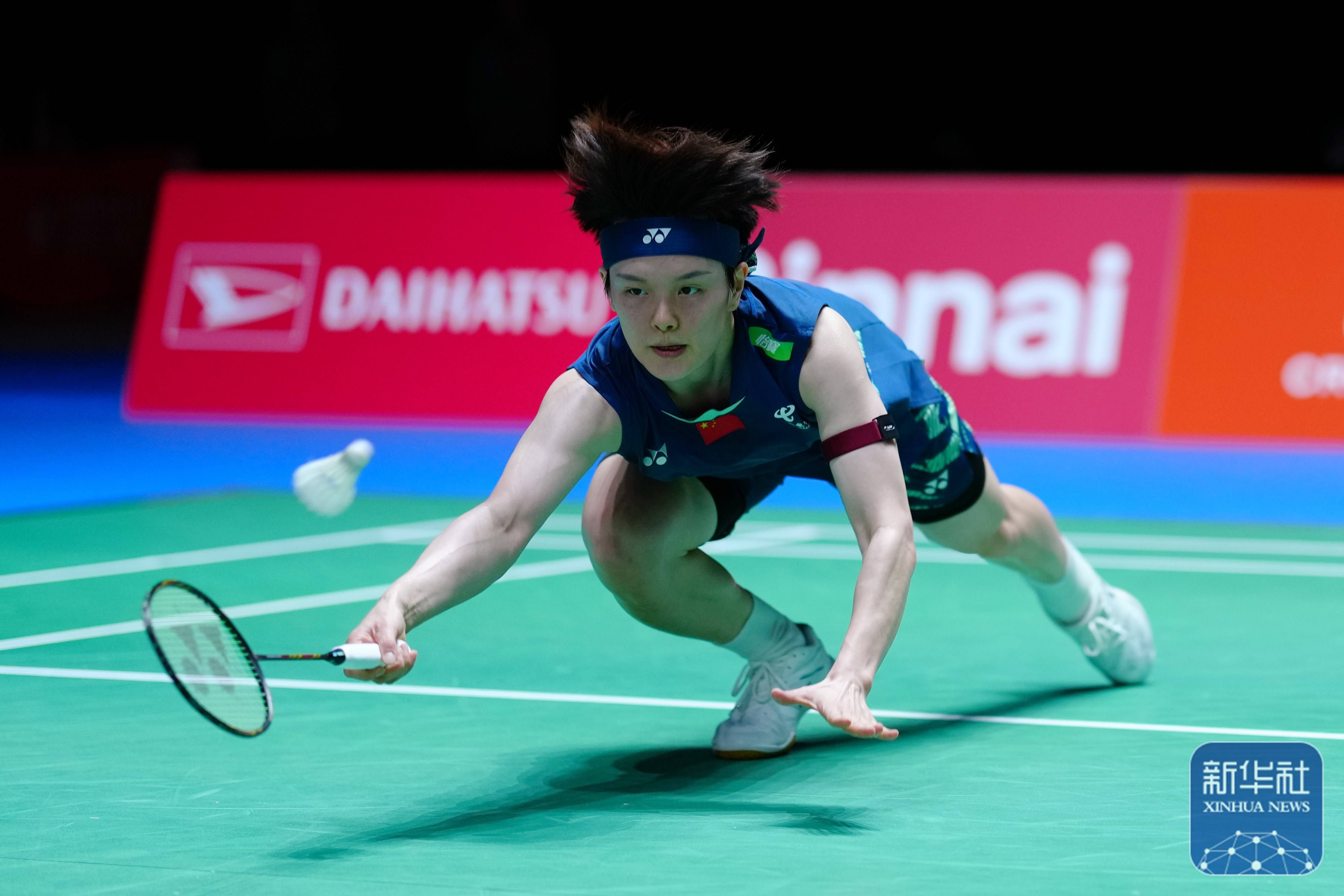 后卫表现出 后卫表现出